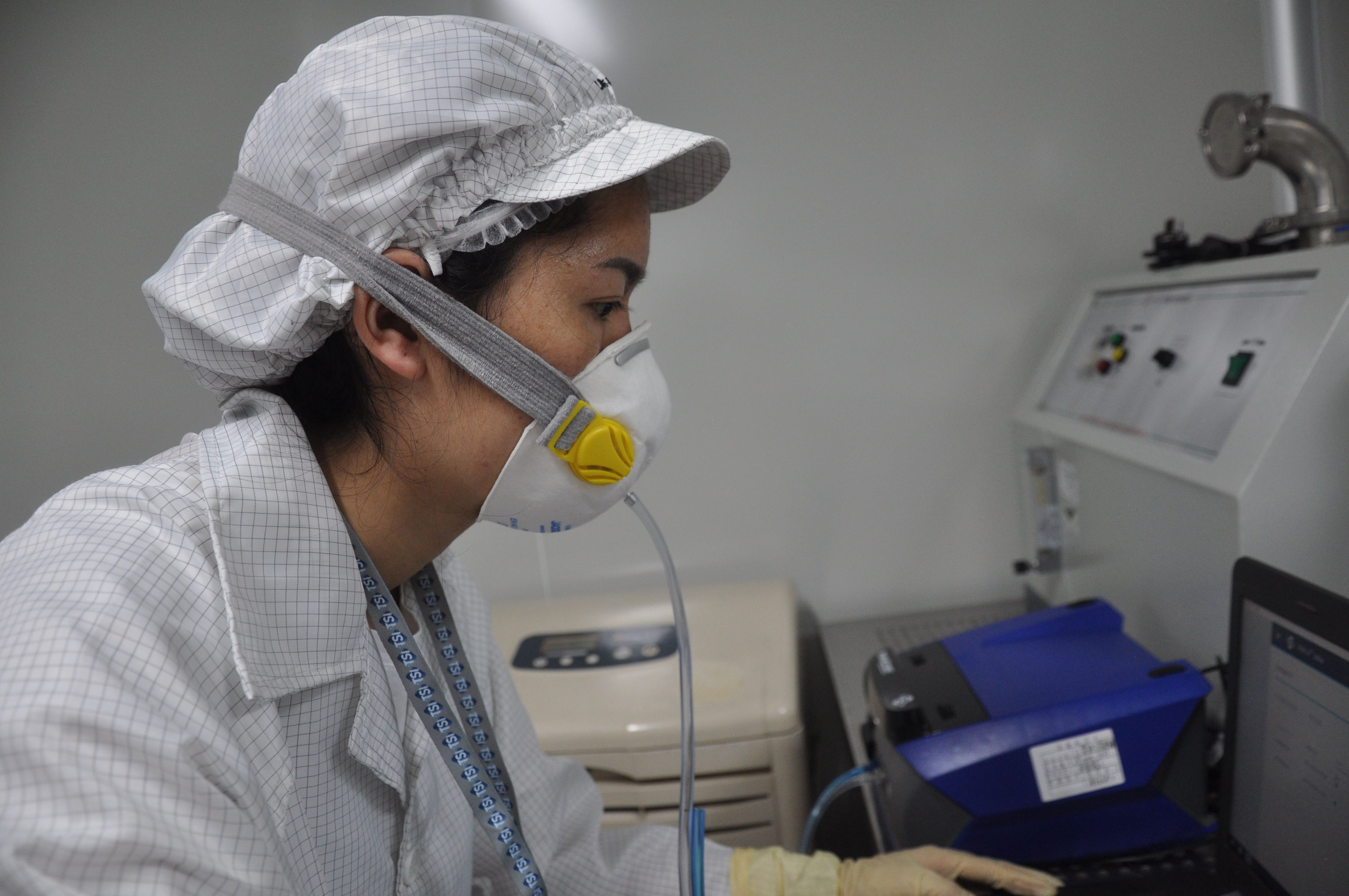 实验室有人操作_看图王.jpg 实验室有人操作_看图王.jpg