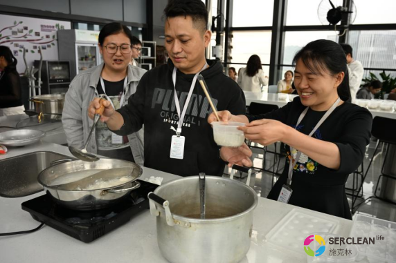 null mk体育员工在盛汤圆
