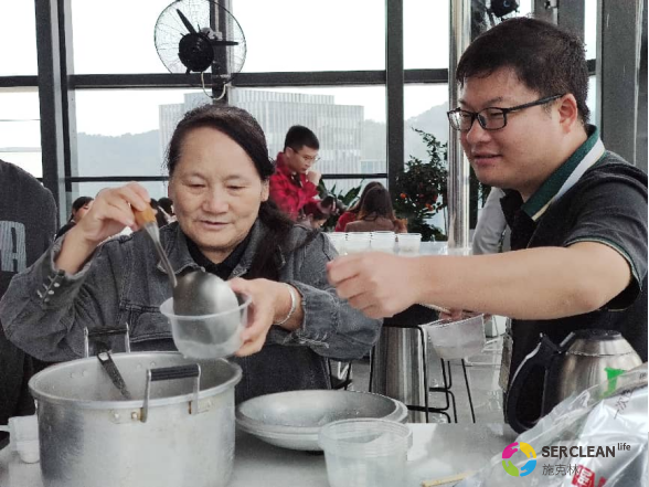 null mk体育领导为员工盛汤圆
