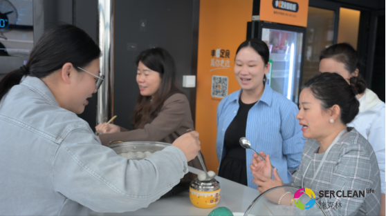 null mk体育员工在一起吃汤圆