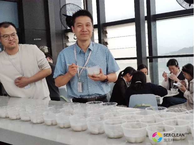 null mk体育员工在一起吃汤圆