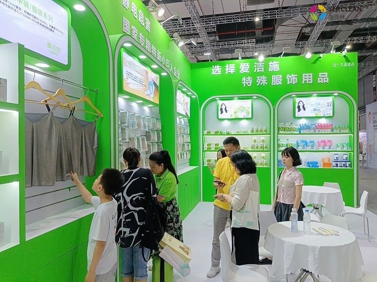 爱洁施展位工作人员讲解产品