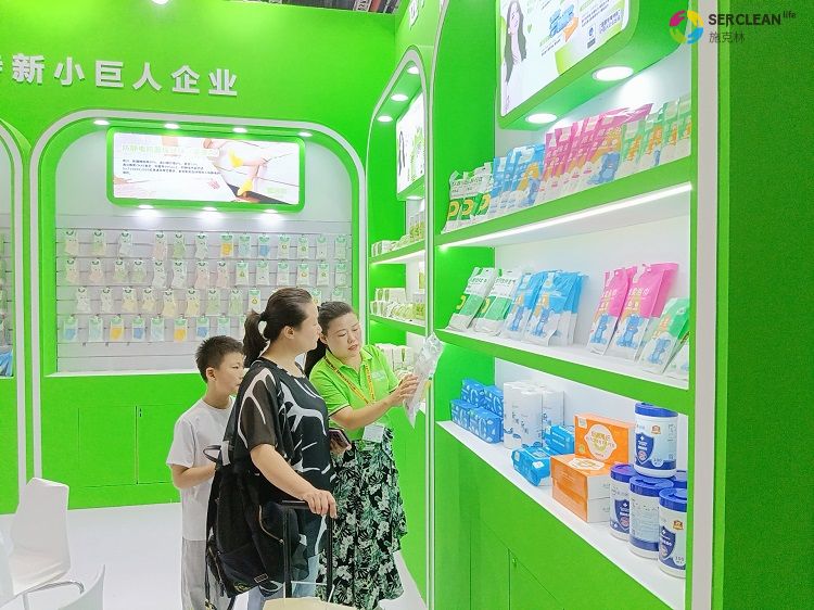 爱洁施展位工作人员讲解产品