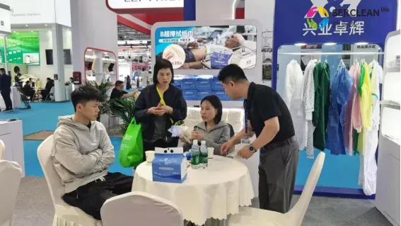 mk体育工作人员展会现场讲解产品
